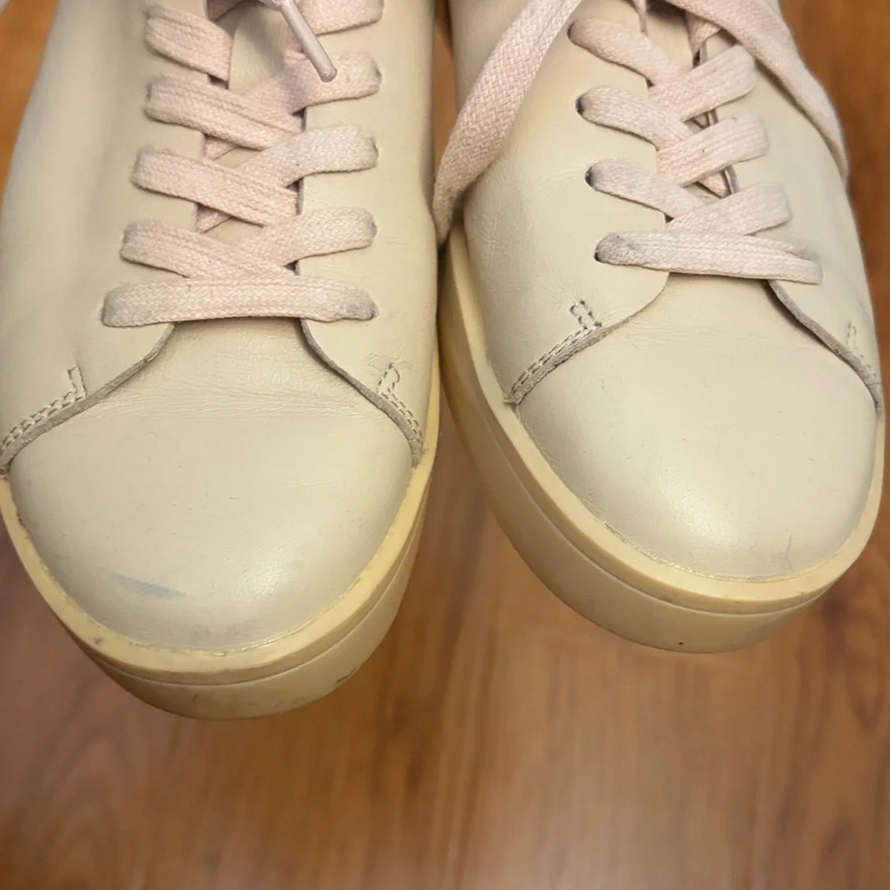 Calvin Klein Women's Classic Minimalist Casual Beige Leather Sneakers, size‎ 6
